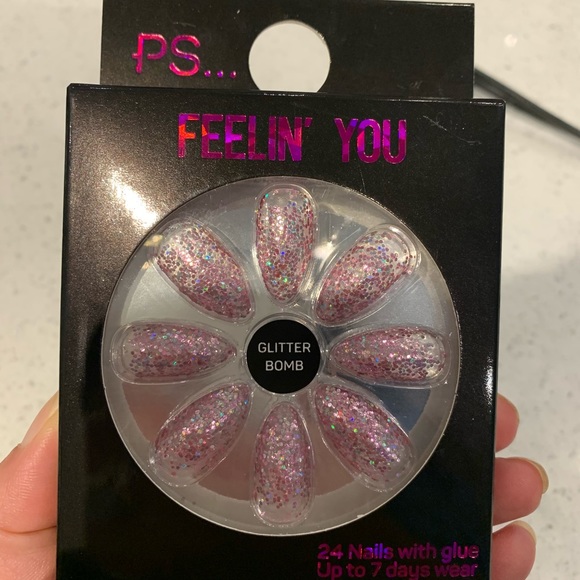 24 nails with glue - Picture 3 of 3